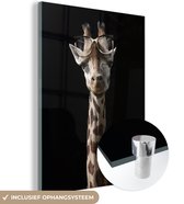 MuchoWow® Glasschilderij 120x160 cm - Schilderij acrylglas - Giraffe - Bril - Zwart - Foto op glas - Schilderijen