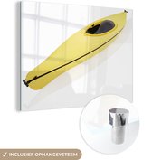 MuchoWow® Glasschilderij 80x60 cm - Schilderij acrylglas - Gele kajak op een witte achtergrond - Foto op glas - Schilderijen