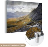 MuchoWow® Glasschilderij 120x80 cm - Schilderij acrylglas - Gebergtes in een Schots landschap - Foto op glas - Schilderijen