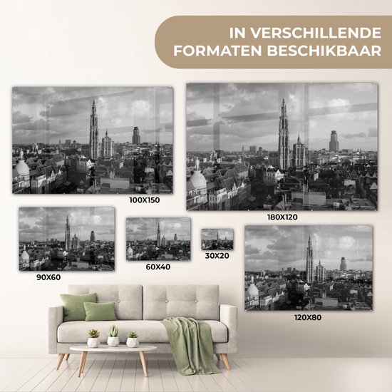 Verschillende formaten glasafbeeldingen van Antwerpen, waaronder 180x120, 120x80, 100x150, 90x60, 60x40 en 30x20, boven een bank.