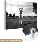 MuchoWow® Peinture sur verre 90x60 cm - Peinture sur verre - Un golfeur frappe la balle sur un terrain de golf - noir et blanc - Photo sur verre acrylique - Peintures