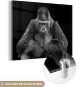 MuchoWow® Glasschilderij 40x30 cm - Schilderij acrylglas - Een Gorilla kijkt indrukwekkend in de camera - zwart wit - Foto op glas - Schilderijen
