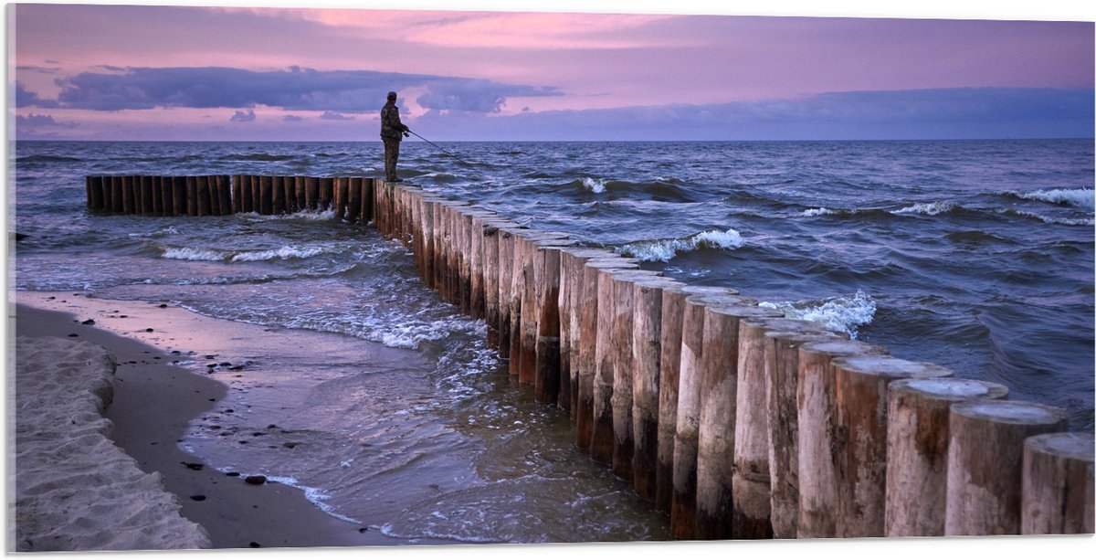 Acrylglas - Man op Palen in de Wilde Zee tijdens het Vissen - 100x50 cm Foto op Acrylglas 