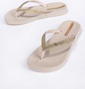 Paar beige Ipanema slippers met glitterband, reliëfzool en merknaam.