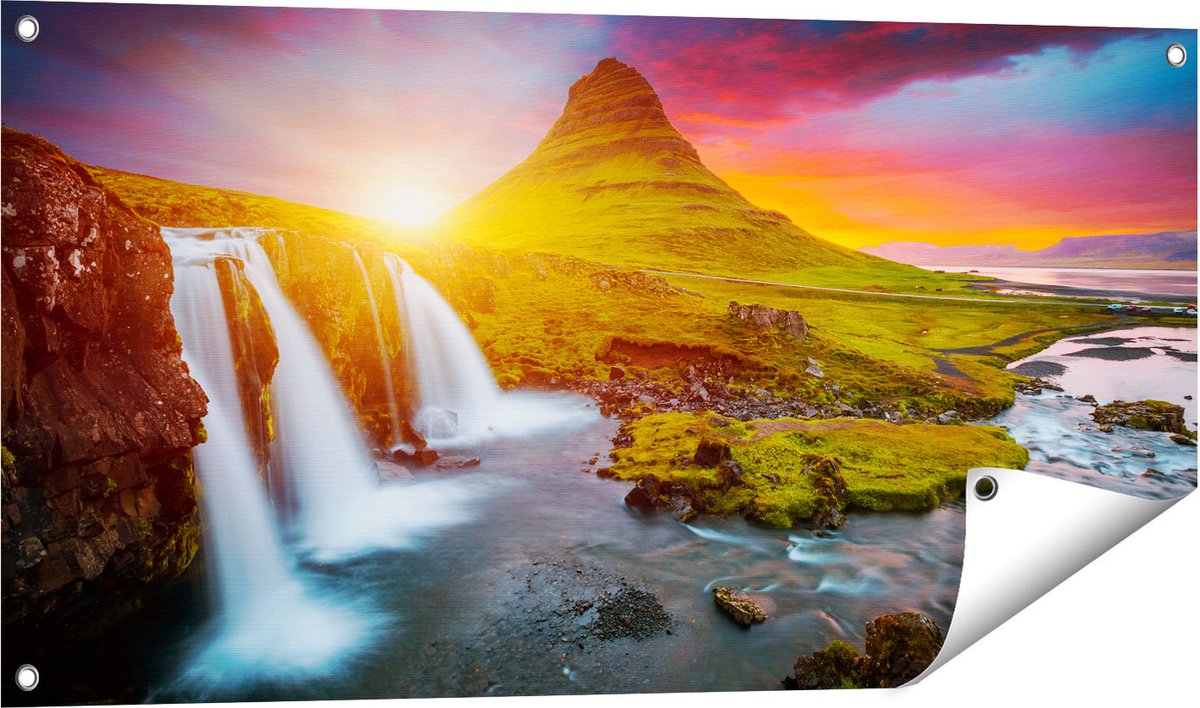 Gards Tuinposter Waterval bij een Vulkaan met Zonsondergang - 100x50 cm - Tuindoek - Tuindecoratie - Wanddecoratie buiten - Tuinschilderij Multikleur
