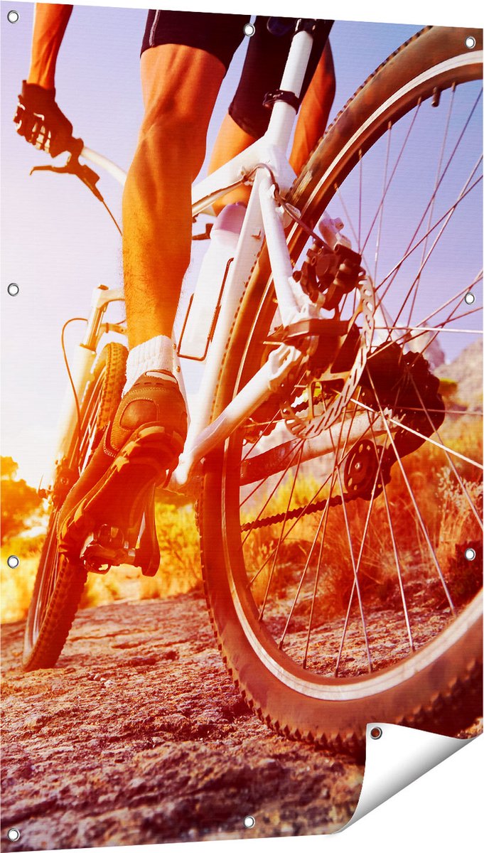 Gards Tuinposter Mountainbike Fietser op Stenen bij Zonsopgang - 80x120 cm - Tuindoek - Tuindecoratie - Wanddecoratie buiten - Tuinschilderij Multikleur