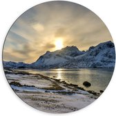 Dibond Muurcirkel - Landschap bedekt door Sneeuw tijdens Zonsondergang - 60x60 cm Foto op Aluminium Muurcirkel (met ophangsysteem)