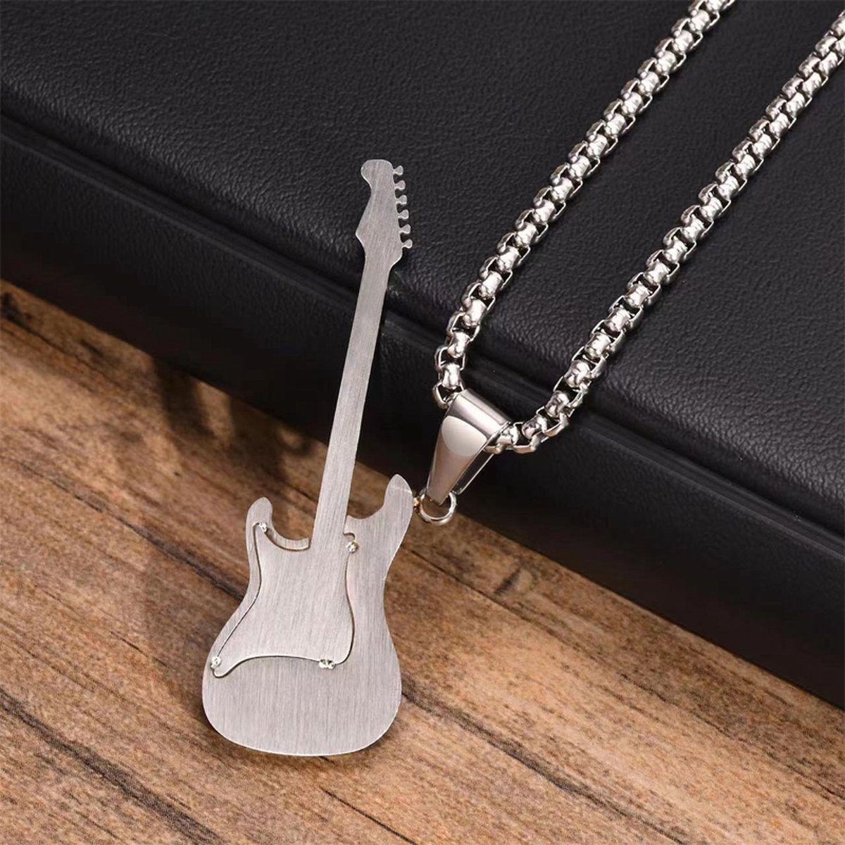 DonDon Leren ketting met verschillende hangers voor heren, in een zwarte sieradentas, 3,8 cm x 3,8 cm x 0,2 cm, leer, geen edelsteen DonDon Leren ketting met verschillende hangers voor heren, in een zwarte sieradentas, 3,8 cm x 3,8 cm x 0,2 cm, leer, geen edelsteen