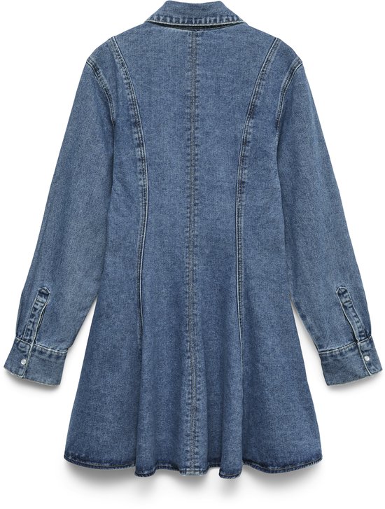 Achterkant van een korte blauwe denim jurk met lange mouwen, zadelstiksels en een uitlopende rok.
