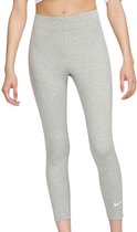 Voorkant van een lichtgrijze Nike legging, tot onder de knie, met Nike logo op de enkel.