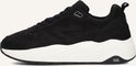 Detail van zwarte HUB sneaker met witte zool en veters. Zijkant zichtbaar.