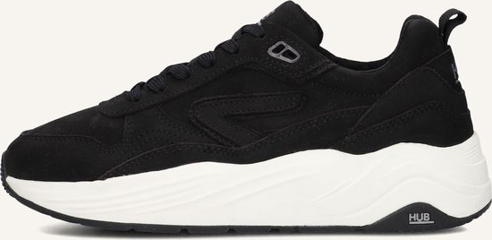 Detail van zwarte HUB sneaker met witte zool en veters. Zijkant zichtbaar.