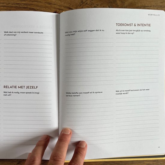 Open Vertellis Heling Journal met schrijfruimte en vragen over relatie met jezelf en de toekomst.