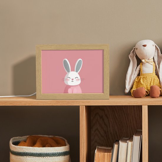 Nachtlampje 20x15 cm - Kinder lampje - Illustratie - Konijn - Roze - Minimalistisch - Tafellamp kinderkamer - Slaapkamer lamp - Bedlamp kinderen - Kinderlampje stopcontact - Wandlamp babykamer - Nachtlampjes van OnlyWow — afbeelding 3