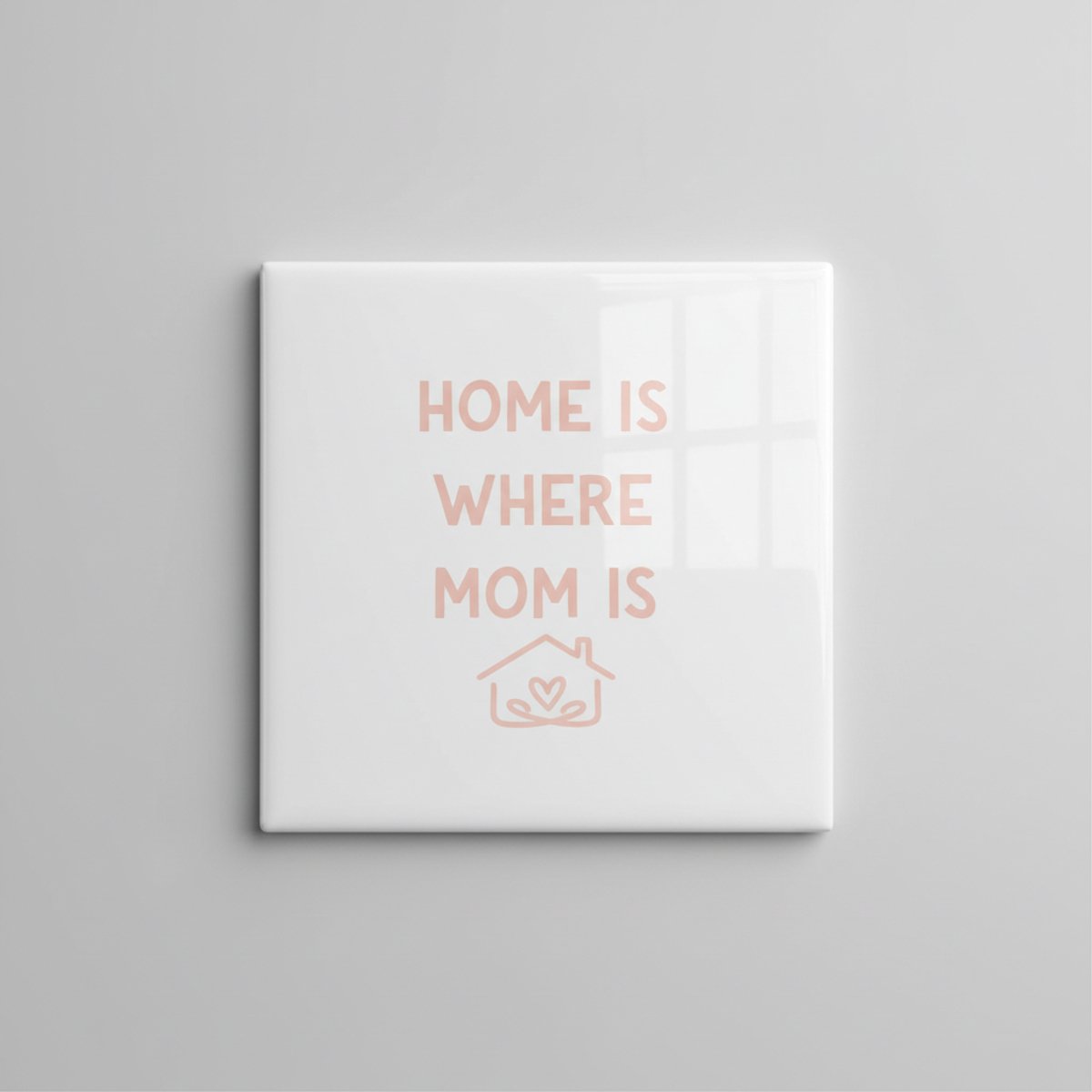 “Home Is Where Mom Is” Tekst Tegel – Minimalistische Familie Typografie Wanddecoratie – De