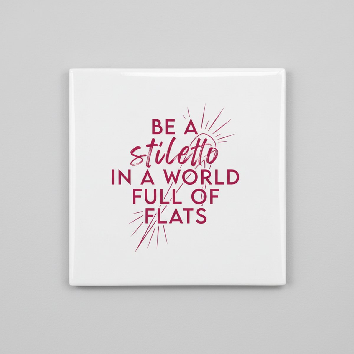 Motiverende Quote Keramische Tegel “Be a Stiletto in a World Full of Flats” – Krachtige Ty