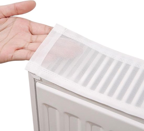 Een hand houdt een witte radiatorhoes met verticale strepen vast, passend op een witte radiator.