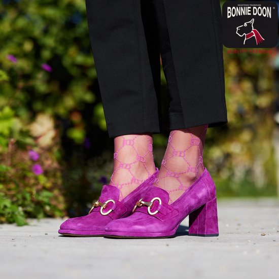 Roze Bonnie Doon panty met ruitjespatroon, gedragen met roze loafers.