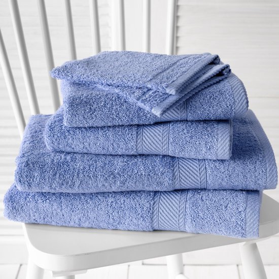 Rouleau De Trois Serviettes Blanches Sur Fond Blanc Pile De Serviettes