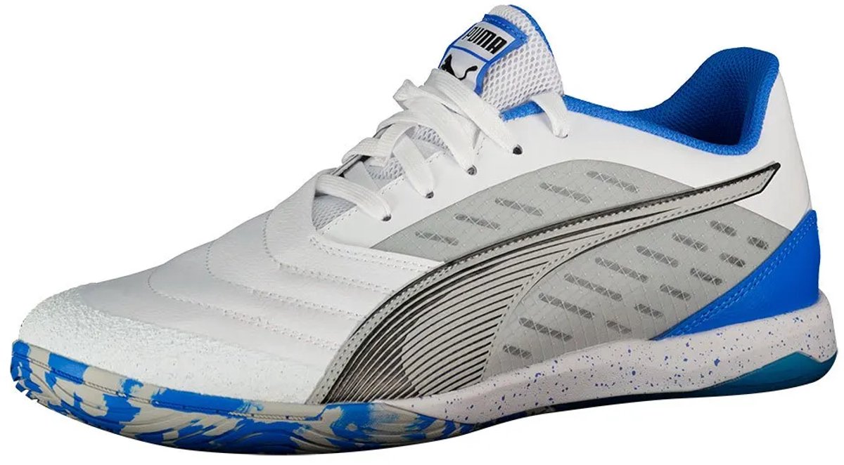 Puma Ibero IV futsalschoen in wit met blauwe accenten, ontworpen voor hoge prestaties op het veld, maat EU 45.