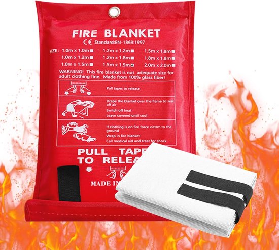 Rode opbergtas voor branddeken met "FIRE BLANKET"-logo, instructies en maat 1,5m x 1,5m. Witte, gevouwen branddeken met zwarte banden.