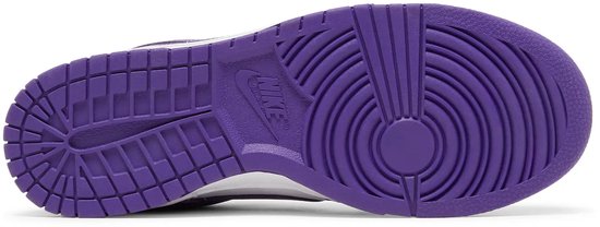 Onderkant van paarse en witte Nike Dunk Low sneakers met witte zool.