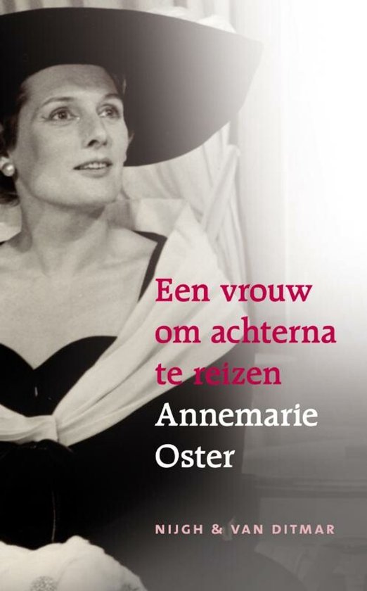 Zwart-wit foto van Annemarie Oster met een grote hoed en parel oorbellen, kijkend naar rechts.