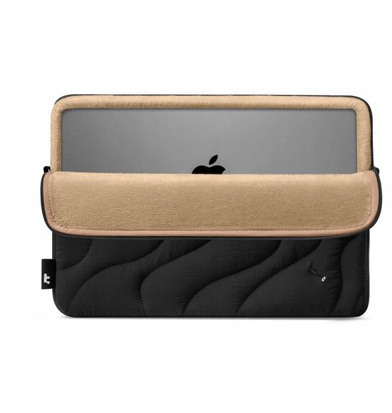Housse d'ordinateur portable noire avec doublure beige, montrant partiellement un MacBook.