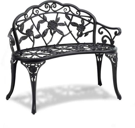 Een zwarte metalen tuinbank met een sierlijk rugleuning- en zittingontwerp met bloemen- en rankmotieven, op een witte achtergrond.