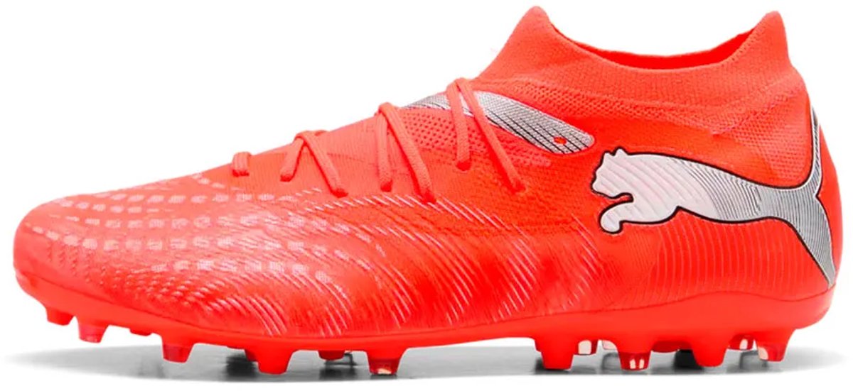 Puma FUTURE 9 MATCH voetbalschoenen in rood en oranje, EU 44, met flexibele, ondersteunende pasvorm en lichtgewicht bovenw...