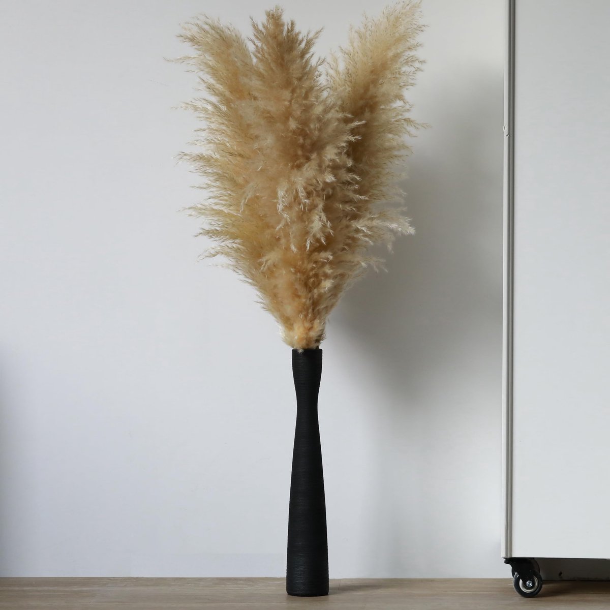 Unyqoos Moderne slanke keramische vaas in mat zwart voor stijlvolle decoratie