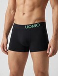 Zwarte boxer met mintgroene UOMO-logo op de tailleband.