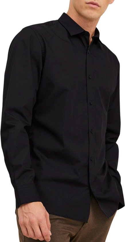 Zwarte, lange mouwen, button-down overhemd, gedragen door een man met bruine broek.