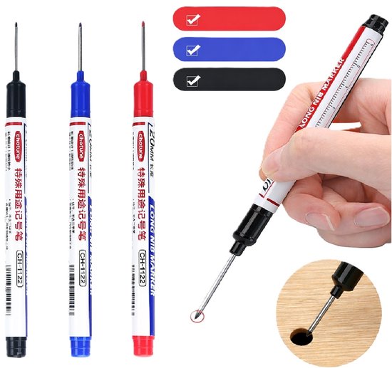 Een hand houdt een rode lange punt marker vast. Drie markers (zwart, blauw, rood) ernaast.