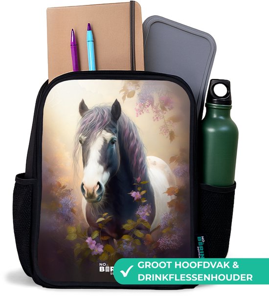 Zwarte rugzak met een print van een paard met een paarse manen, omringd door paarse bloesems. Een groene drinkfles is zichtbaar in het zijvak.