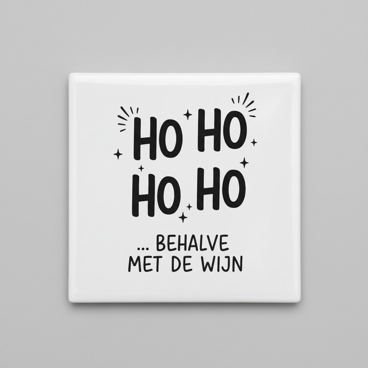Nevolis Grappige Kerst Quote Keramische Tegel “Ho Ho Ho… Behalve met de wijn” – Humoristische Kerst Woondecoratie, Feestelijk Cadeau Tegel 15 x 15 cm Multi Color