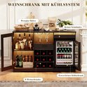 Zwarte wijnkast met glazen deur, open vakken voor flessen en een kleine koelkast. Lades en glazenhouder zijn zichtbaar.