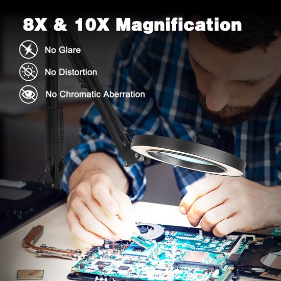 Man met blauw geruit overhemd gebruikt een zwarte loeplamp met LED-verlichting op een printplaat.