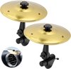 Twee gouden cymbals met zwarte houders, gemonteerd op een auto-ventilatieopening. Inzet toont installatie.