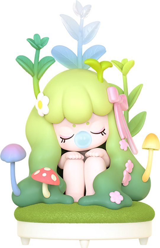 Boselffiguur met lichtgroen haar, zittend tussen planten en paddenstoelen.