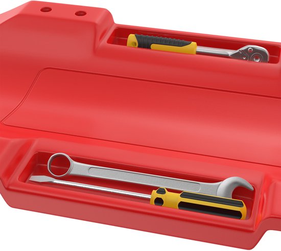 Rode werkplaatswagens met gereedschap, waaronder een ratel en een schroevendraaier.
