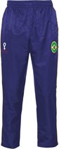 Paarse trainingsbroek met gele strepen, FIFA World Cup Qatar 2022 logo en Brazilië-embleem.