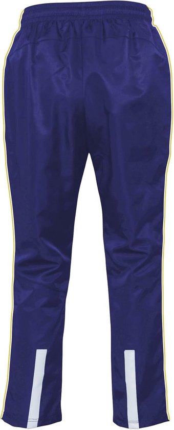 Paarse trainingsbroek met gele strepen op de zijkant en witte banden aan de onderkant.