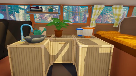 Interieur van een camper met een aanrecht, een plant en een bed met gele lakens.