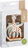 Witte Sophie de Giraf bijtring met bruine stippen, in een geschenkverpakking met Eiffeltorenprint. Vanaf 0m.