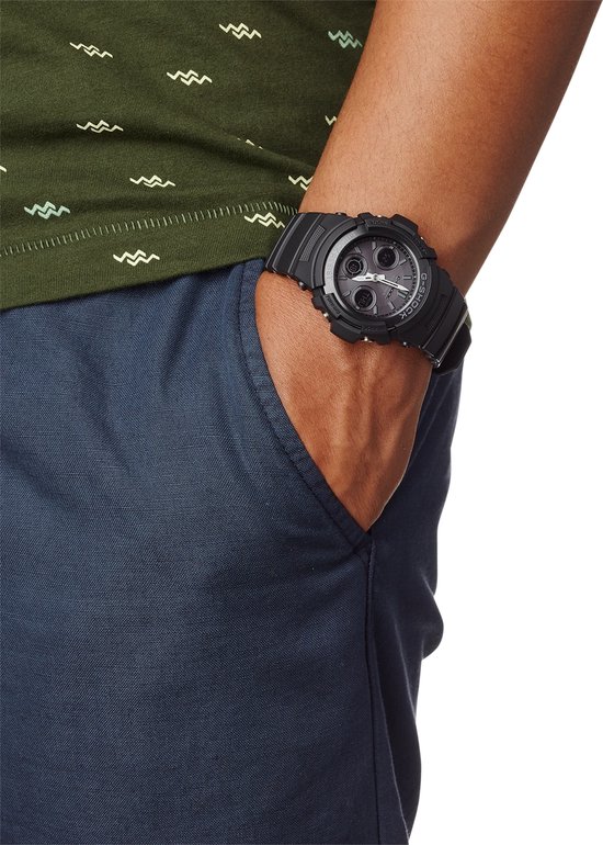 Zwart G-Shock horloge met analoge en digitale wijzerplaat, op een mannenpols.