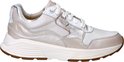 Licht beige leren veterschoen met zilveren accenten, crèmekleurige zool.