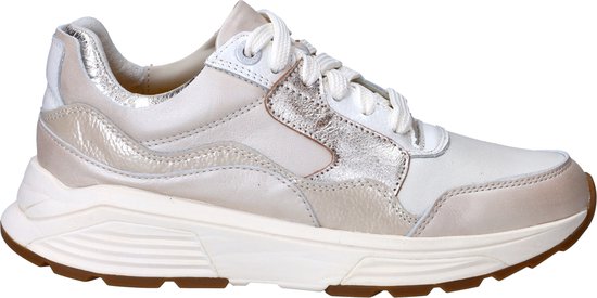 Licht beige leren veterschoen met zilveren accenten, crèmekleurige zool.