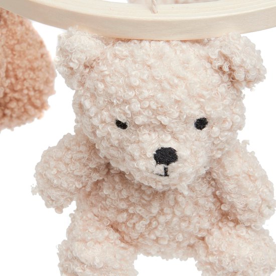 Lichtbeige teddybeer mobiel met een schattig gezichtje en krullend bont.