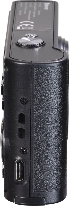 Zijkant van een zwarte digitale camera met een gestructureerd handvat, knoppen en een USB-poort.